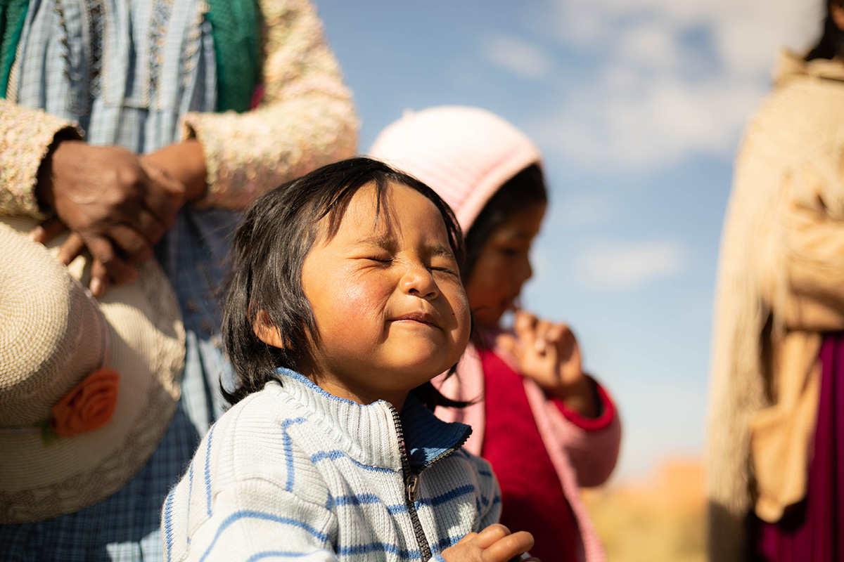 a little girl prays