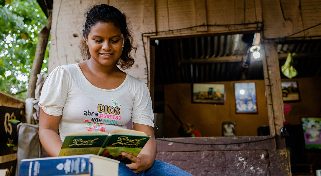 Crisli reads a book